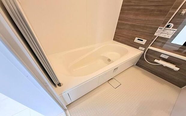 《浴室》 ■清潔感あふれる白と、モダンなダークカラーのコントラストが美しい浴室。ゆったりとした浴槽で、快適なバスタイムをお過ごしいただけます。