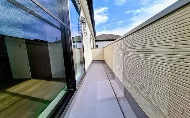 《バルコニー》 ■さわやかな風が通り暖かい光がふりそそぐバルコニー