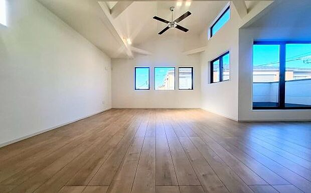 《リビングダイニング》 ■開放的で広いリビング。のびのびとくつろげるリビングは、家族のコミュニケーションの場として、みんなが集まる憩いの場所に。