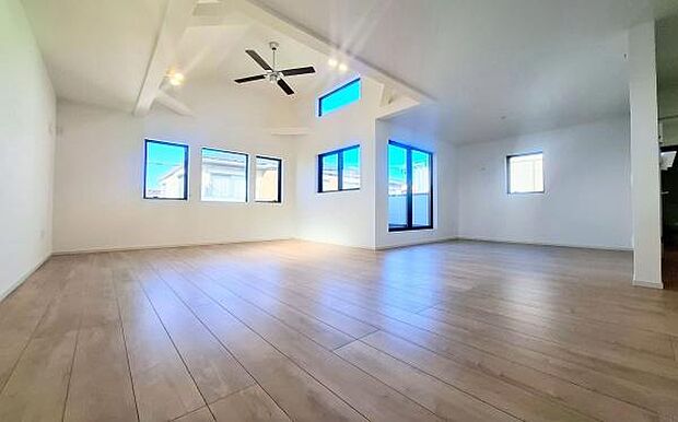 《リビングダイニング》 ■豊かな光が照らすこの場所は、たわいもない会話を楽しみ、ゆったりとした時間を過ごす場所。家族の日常が刻まれる大切な空間です。自然光に溢れるこの空間はリフレッシュにピッタリです。