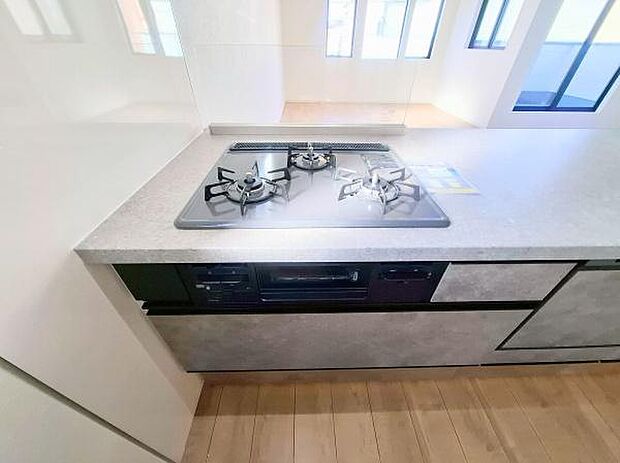 《三口ガスコンロ》 ■毎日料理をする方、家族の分まで作られる方には必須の三口ガスコンロ。同時進行が可能で効率よく、楽しく料理ができます