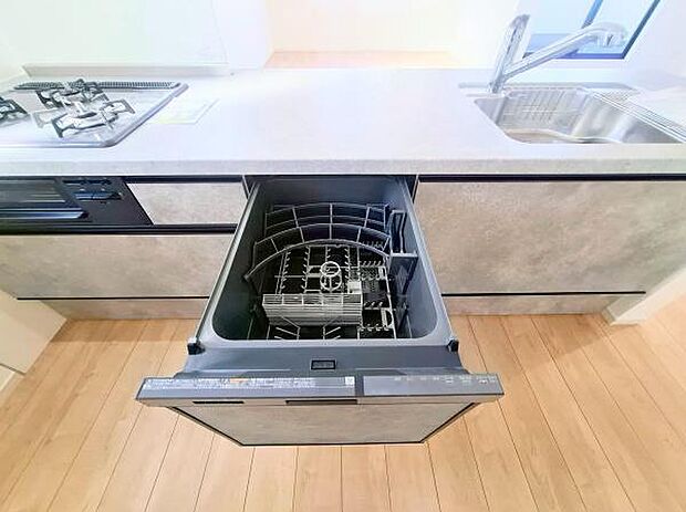 《食器洗い乾燥機》■食事後もゆっくり過ごせる食器洗い乾燥機を設置。手洗いよりもキレイに洗え、家事効率アップで家族時間が増やせます。