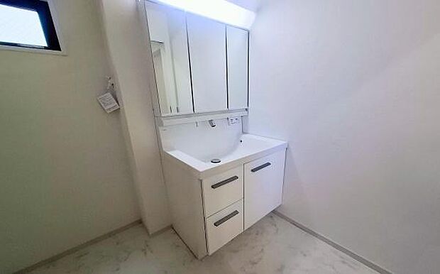 《洗面化粧台》 ■使いやすいシャープなデザインの洗面化粧台。