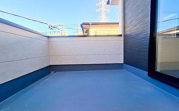 《バルコニー》 ■さわやかな風が通り暖かい光がふりそそぐバルコニー