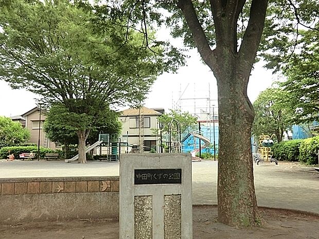 中田町葛野公園まで216m、大きな複合滑り台や、ユニークな遊具があります。隣が小学校なので、放課後は小学生が多そうです。