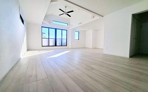 《リビングダイニング》 ■豊かな光が照らすこの場所は、たわいもない会話を楽しみ、ゆったりとした時間を過ごす場所。家族の日常が刻まれる大切な空間です。自然光に溢れるこの空間はリフレッシュにピッタリです。