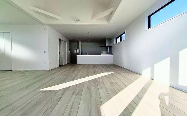 《リビングダイニング》 ■家族が自然と集まって、思い思いにくつろぎ、遊び、語らう、やすらぎの空間。