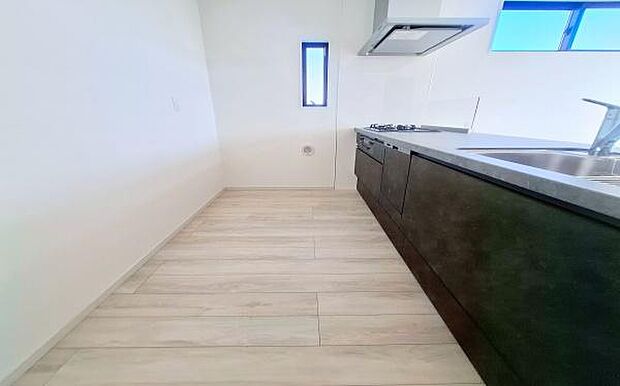 《ダイニングキッチン》 ■会話を楽しみながら食事を味わう。一緒にいる時間が楽しい空間。カフェにいるような気分で毎日を過ごしたい。家族でいる時間を柔らかに包み込むインテリア。