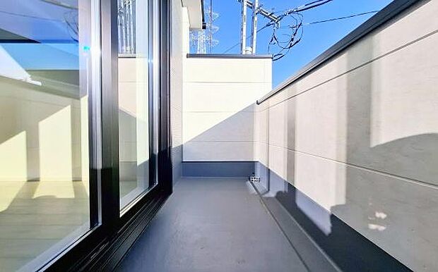 《バルコニー》 ■陽当りも良く、洗濯物も良く乾きそうです。目の前には気持ちの良い青空が広がります。