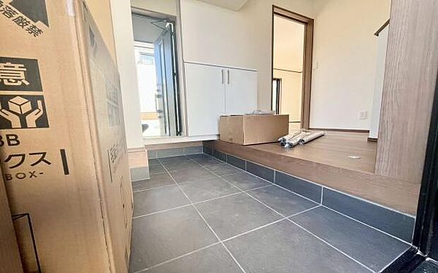 《玄関》 ■シューズボックス付きで玄関もスッキリ。