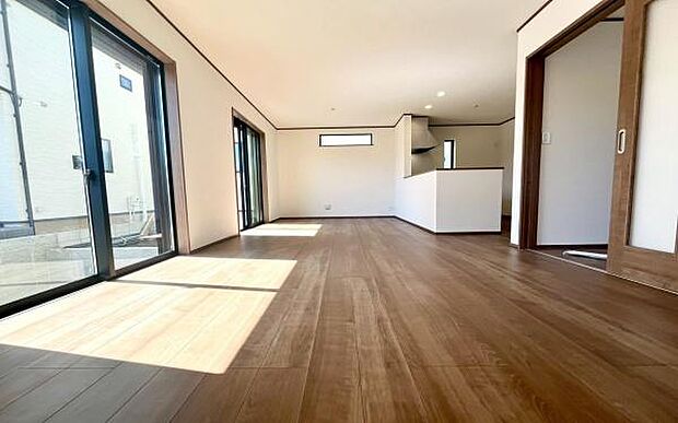 《リビングダイニング》 ■豊かな光が照らすこの場所は、たわいもない会話を楽しみ、ゆったりとした時間を過ごす場所。家族の日常が刻まれる大切な空間です。自然光に溢れるこの空間はリフレッシュにピッタリです。