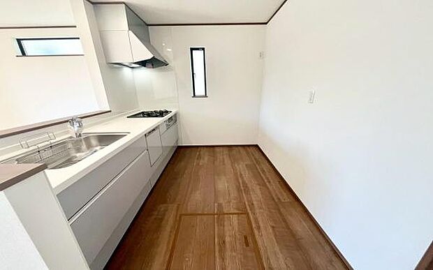 《システムキッチン》 ■大型冷蔵庫や食器棚を置いても余裕なスペース。奥様の料理の腕も上がりそうな予感。