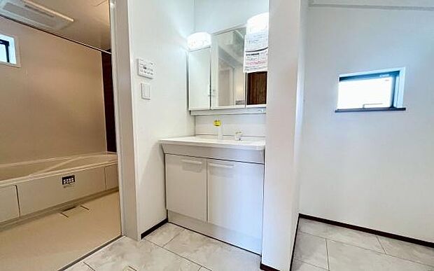 《洗面化粧台》 ■使いやすいシャープなデザインの洗面化粧台。