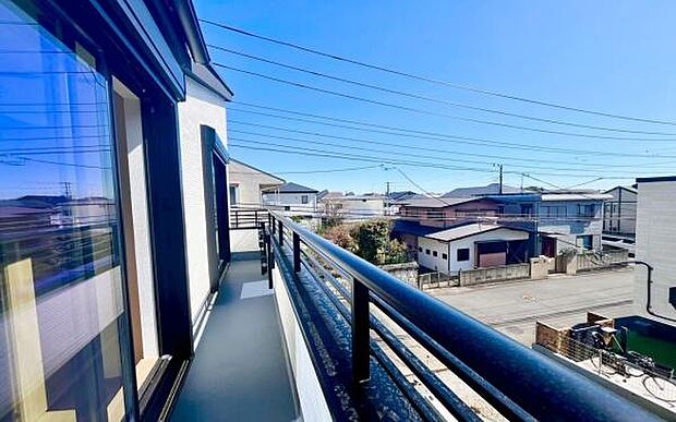 《バルコニー》 ■さわやかな風が通り暖かい光がふりそそぐバルコニー