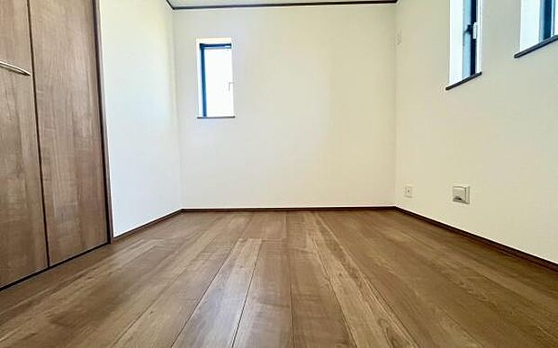 《洋室》 ■収納もしっかりとれていて、陽当たりも良く明るい居室。