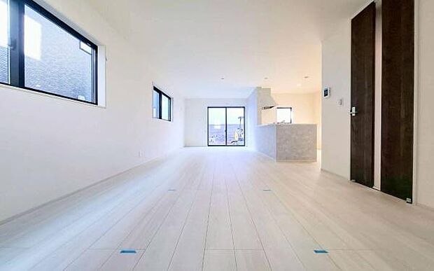 《リビングダイニング》 ■豊かな光が照らすこの場所は、たわいもない会話を楽しみ、ゆったりとした時間を過ごす場所。家族の日常が刻まれる大切な空間です。自然光に溢れるこの空間はリフレッシュにピッタリです。