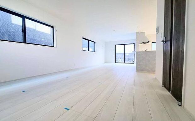 《リビングダイニング》 ■上質な時間を育む暮らしのメインステージ。寛ぎとご家族とのコミュニケーションを育む居心地のよい場所。この明るい空間は家族に安らぎを与えて、落ち着いた心地よい空間になるでしょう。