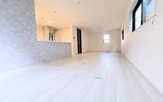 《リビングダイニング》 ■家族が自然と集まって、思い思いにくつろぎ、遊び、語らう、やすらぎの空間。隣室との間仕切りを開け放てばより一層開放的な空間に。