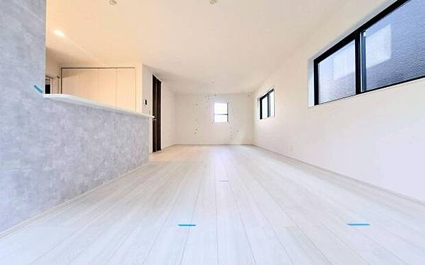 《リビングダイニング》 ■開放的で広いリビング。のびのびとくつろげるリビングは、家族のコミュニケーションの場として、みんなが集まる暖かな場所に。