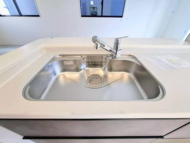 《キッチン》 ■ステンレス製シンク。幅と奥行きがありますので、食器洗時のストレスも減りそうです。