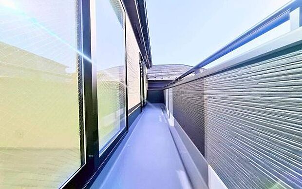 《バルコニー》■奥行きのあるバルコニー。