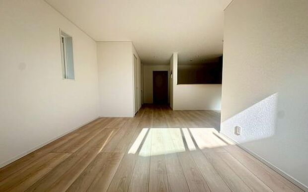 《リビングダイニング》 ■上質な時間を育む暮らしのメインステージ。寛ぎとご家族とのコミュニケーションを育む居心地のよい場所。この明るい空間は家族に安らぎを与えて、落ち着いた心地よい空間になるでしょう。