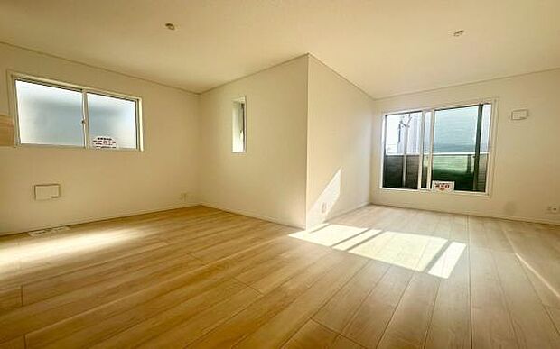 《リビングダイニング》 ■開放的で広いリビング。のびのびとくつろげるリビングは、家族のコミュニケーションの場として、みんなが集まる暖かな場所に。