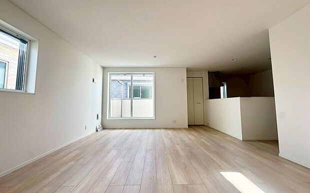 《リビングダイニング》 ■開放的で広いリビング。のびのびとくつろげるリビングは、家族のコミュニケーションの場として、みんなが集まる暖かな場所に。