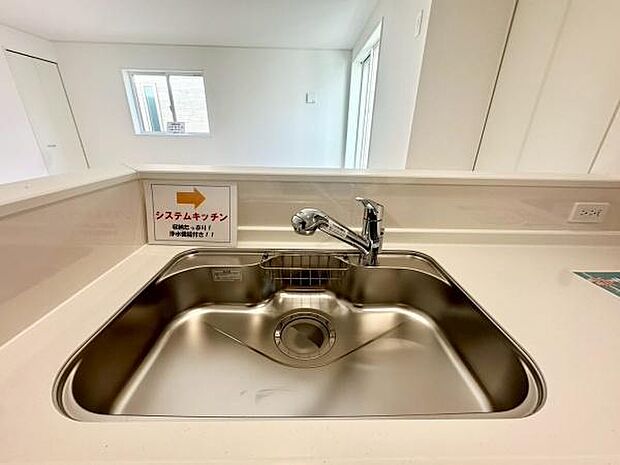 《キッチン》 ■ステンレス製シンク。幅と奥行きがありますので、食器洗時のストレスも減りそうです。