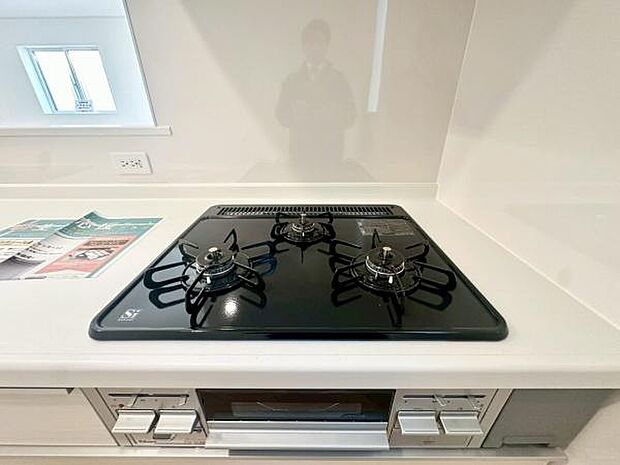 《三口ガスコンロ》 ■毎日料理をする方、家族の分まで作られる方には必須の三口ガスコンロ。同時進行が可能で効率よく、楽しく料理ができます。