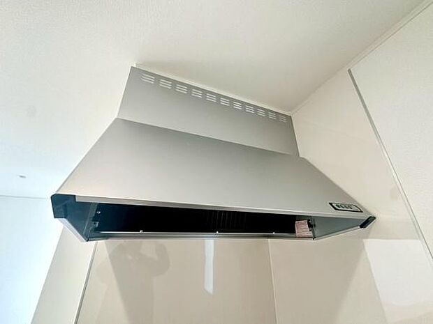 《システムキッチン・レンジフード》 ■機能美際立つスリムなレンジフード。清潔感あるシルバーで、キッチンをモダンに演出します。