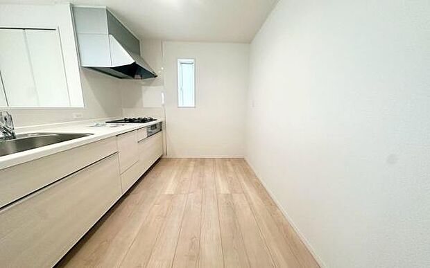 《システムキッチン》 ■家族が集う楽しく親子の会話も弾むキッチン。明るく清潔で使い勝手のいいキッチンには、いつも家族の笑顔があふれています。