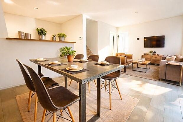 ゆとりを感じさせる上質で明るい空間が、住まう人や訪れる人を心地よく迎え入れてくれます。(本画像家具はCGで作成しており、実際に現地に家具はおかれておりません。また価格に家具は含まれておりません。)