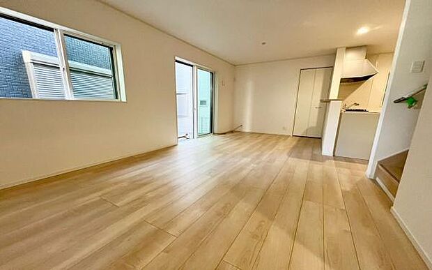 《リビングダイニング》 ■開放的で広いリビング。のびのびとくつろげるリビングは、家族のコミュニケーションの場として、みんなが集まる場所に。