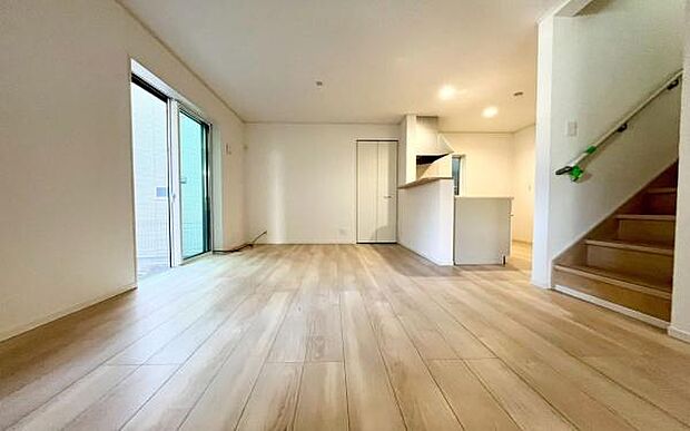 《リビングダイニング》 ■豊かな光が照らすこの場所は、たわいもない会話を楽しみ、ゆったりとした時間を過ごす場所。