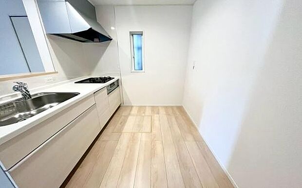 《システムキッチン》 ■お手入れしやすくきれいなキッチン。お料理の始めから後片付けまで楽しい時間になりそうです。