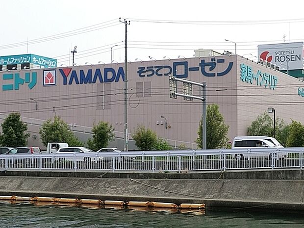 そうてつローゼン磯子店まで920m、広い店内は、所狭しと商品が陳列してあります。お目当てのモノもきっと見つかる宝探し。ゆっくりお買い物を楽しめます。