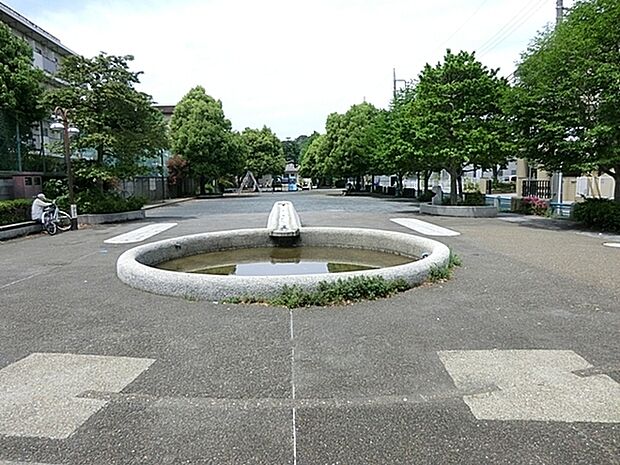 芦名橋公園まで431m、緑の多い公園です 子ども用のプールが併設されています