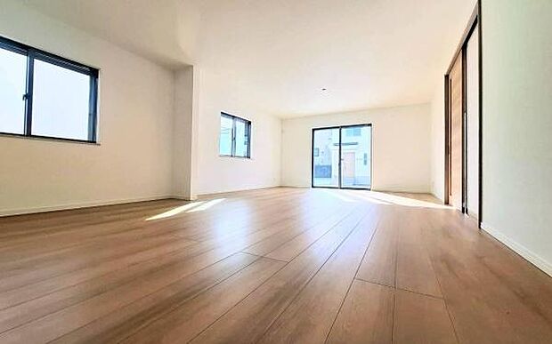 《リビングダイニング》 ■豊かな光が照らすこの場所は、たわいもない会話を楽しみ、ゆったりとした時間を過ごす場所。家族の日常が刻まれる大切な空間です。自然光に溢れるこの空間はリフレッシュにピッタリです。