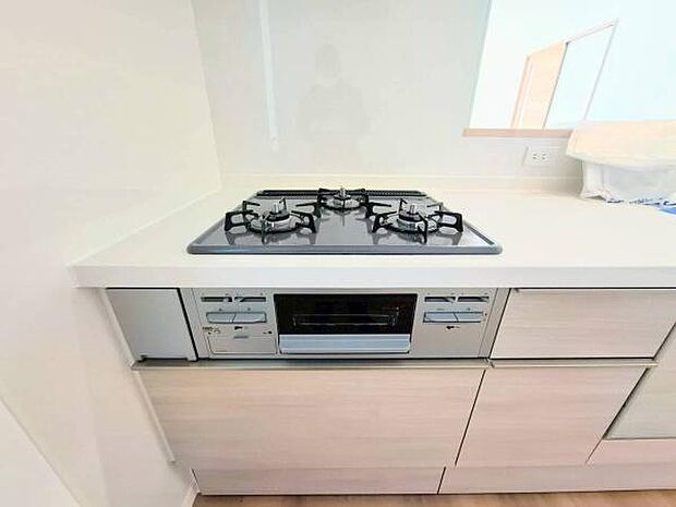 《三口ガスコンロ》 ■毎日料理をする方、家族の分まで作られる方には必須の三口ガスコンロ。同時進行が可能で効率よく、楽しく料理ができます。