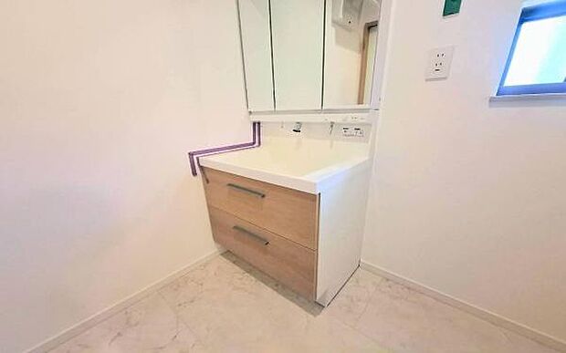 《洗面化粧台》 ■使いやすいシャープなデザインの洗面化粧台。