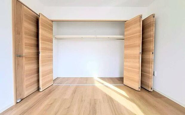 《収納》 ■洋服を機能的に収納できるハンガーパイプのほか、帽子やバッグを置ける枕棚も設置。ゆとりあふれる収納空間です。