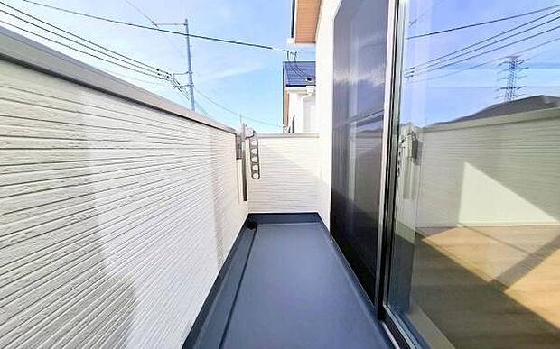 《バルコニー》 ■「青い空」と「白い雲」、「気分が晴れる場所」がここにあります。