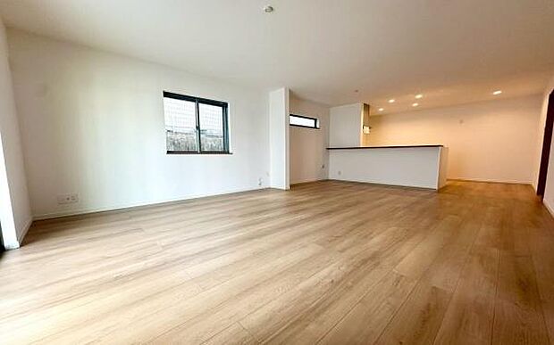 《リビングダイニング》 ■開放的で広いリビング。のびのびとくつろげるリビングは、家族のコミュニケーションの場として、みんなが集まる暖かな場所に。