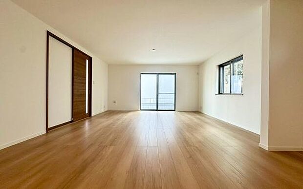 《リビングダイニング》 ■上質な時間を育む暮らしのメインステージ。寛ぎとご家族とのコミュニケーションを育む居心地のよい場所。この明るい空間は家族に安らぎを与えて、落ち着いた心地よい空間になるでしょう。