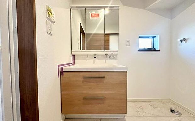 《洗面化粧台》 ■使いやすいシャープなデザインの洗面化粧台。