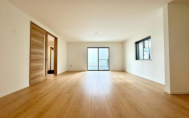 《リビングダイニング》 ■ご家族でゆったりとした時間を過ごす場所です。