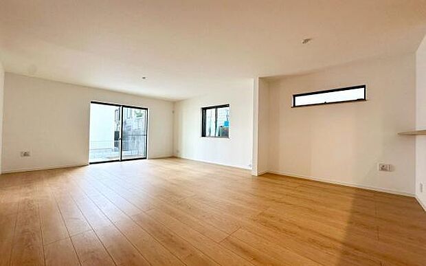 《リビングダイニング》 ■上質な時間を育む暮らしのメインステージ。寛ぎとご家族とのコミュニケーションを育む居心地のよい場所。この明るい空間は家族に安らぎを与えて、落ち着いた心地よい空間になるでしょう。