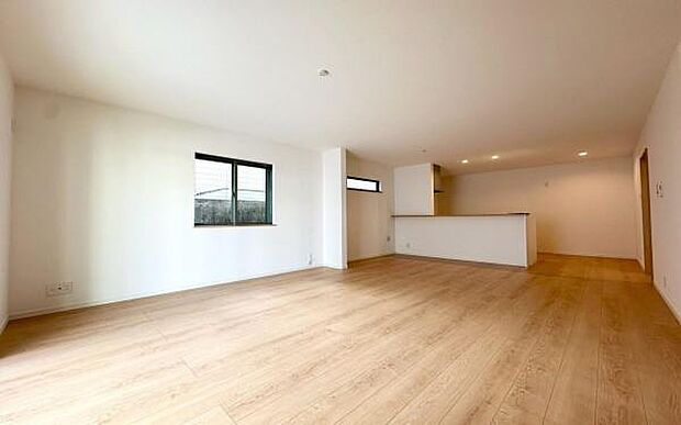 《リビングダイニング》 ■豊かな光が照らすこの場所は、たわいもない会話を楽しみ、ゆったりとした時間を過ごす場所。家族の日常が刻まれる大切な空間です。自然光に溢れるこの空間はリフレッシュにピッタリです。