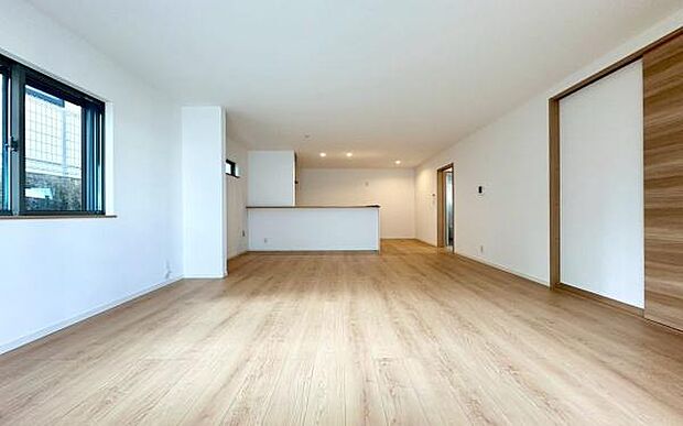 《リビングダイニング》 ■開放的で広いリビング。のびのびとくつろげるリビングは、家族のコミュニケーションの場として、みんなが集まる暖かな場所に。